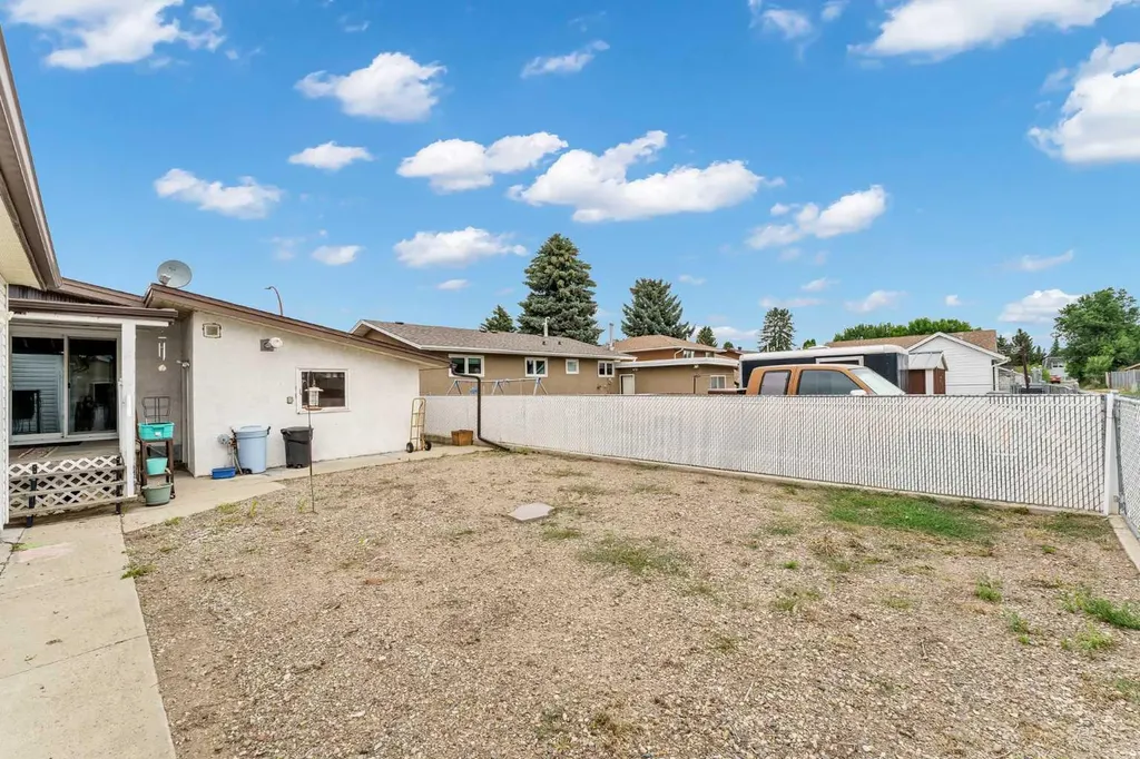 2689 Thompson Crescent SE Medicine Hat AB T1B 1C5
