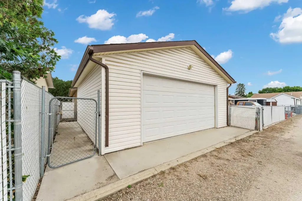 2689 Thompson Crescent SE Medicine Hat AB T1B 1C5