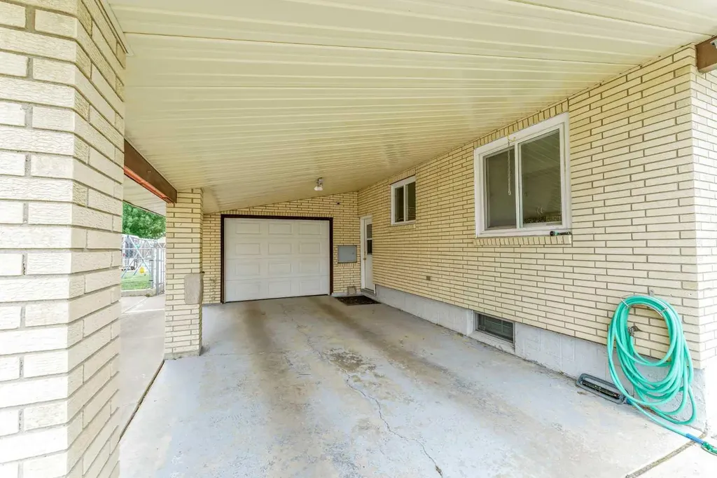 2689 Thompson Crescent SE Medicine Hat AB T1B 1C5
