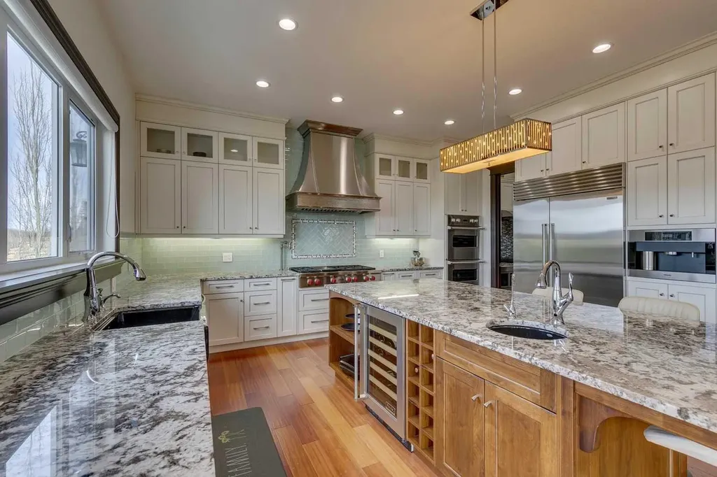 25 Aspenshire Close SW Calgary AB T3H 0R2
