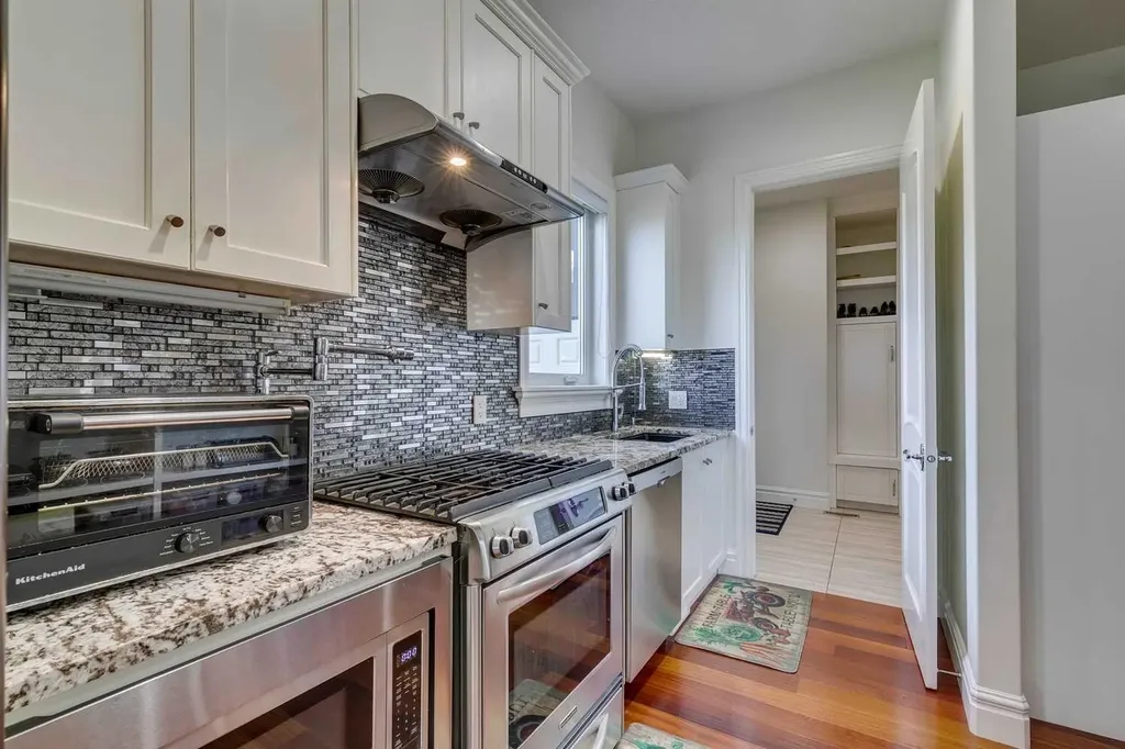 25 Aspenshire Close SW Calgary AB T3H 0R2