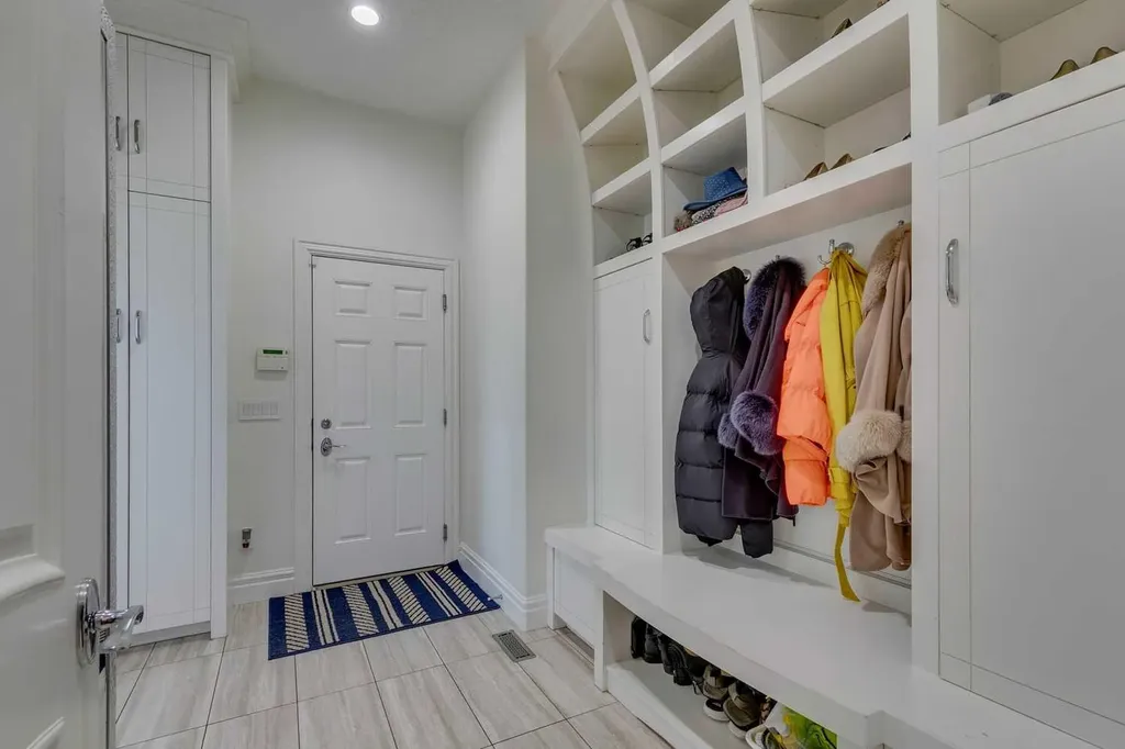 25 Aspenshire Close SW Calgary AB T3H 0R2