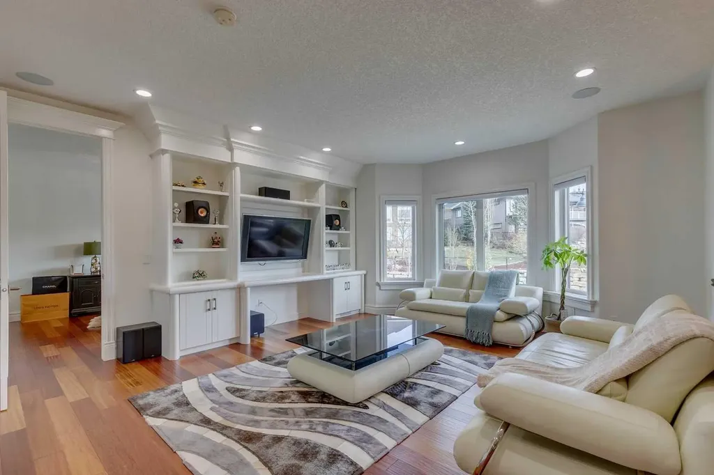 25 Aspenshire Close SW Calgary AB T3H 0R2