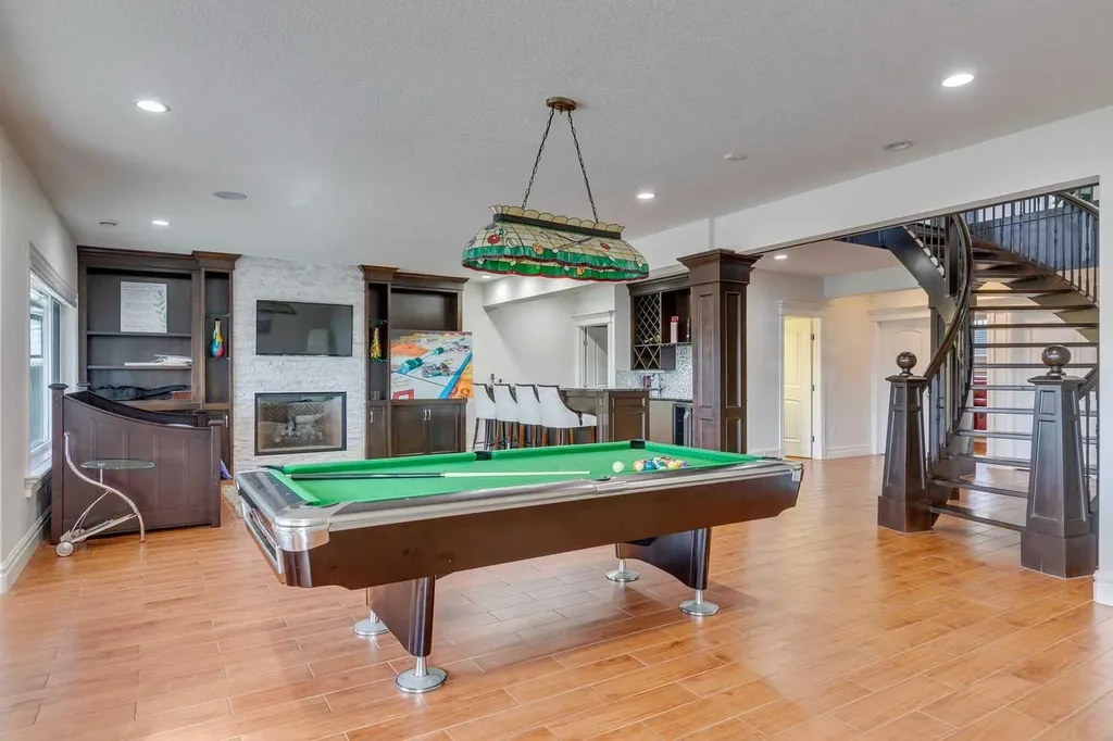 25 Aspenshire Close SW Calgary AB T3H 0R2