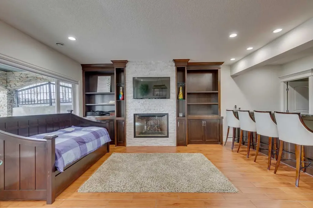 25 Aspenshire Close SW Calgary AB T3H 0R2