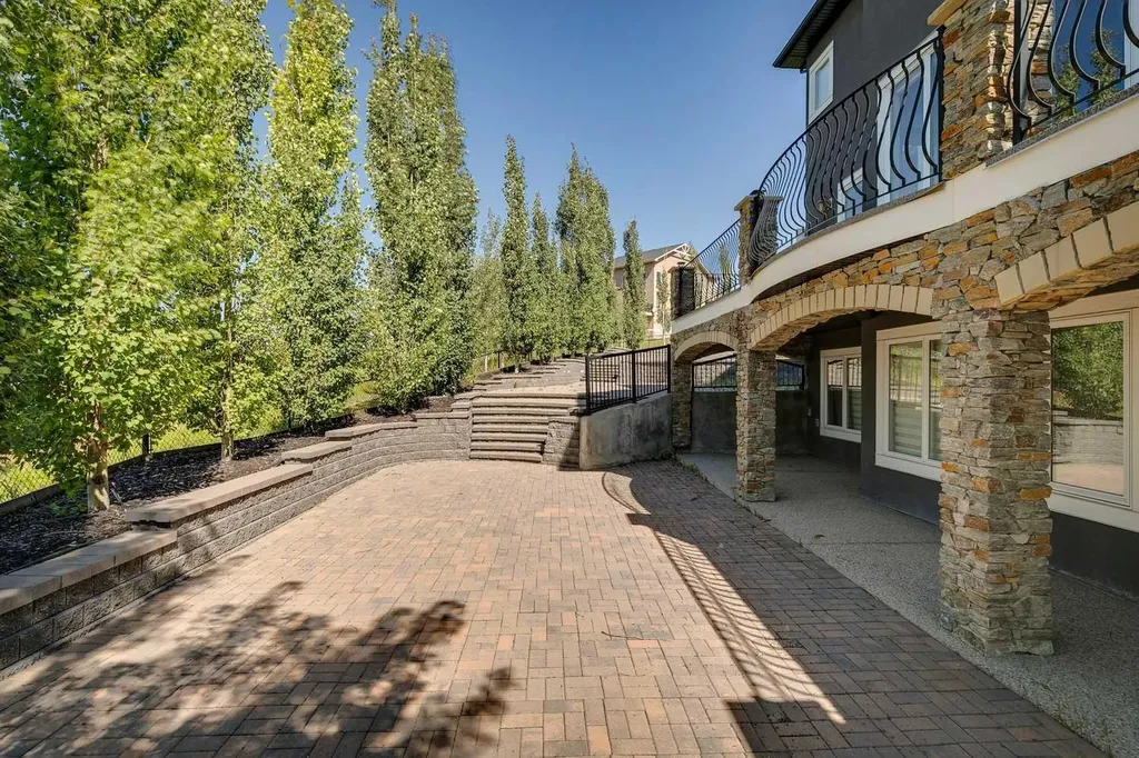 25 Aspenshire Close SW Calgary AB T3H 0R2