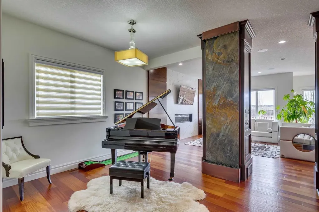 25 Aspenshire Close SW Calgary AB T3H 0R2