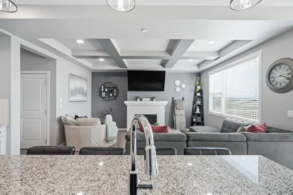 206 Lucas Crescent NW Calgary AB T3P 1M8