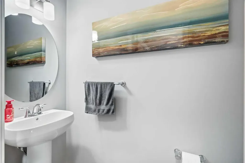 206 Lucas Crescent NW Calgary AB T3P 1M8
