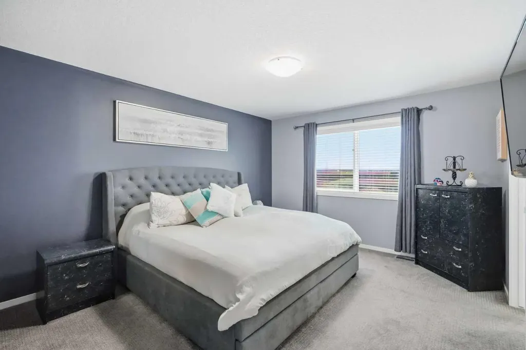 206 Lucas Crescent NW Calgary AB T3P 1M8