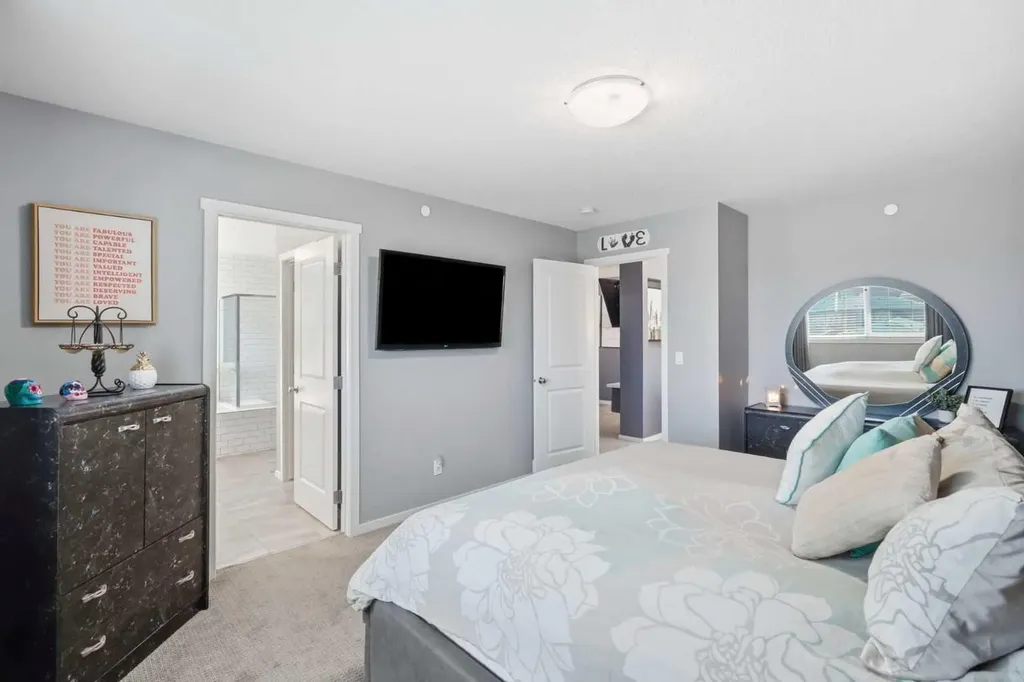 206 Lucas Crescent NW Calgary AB T3P 1M8