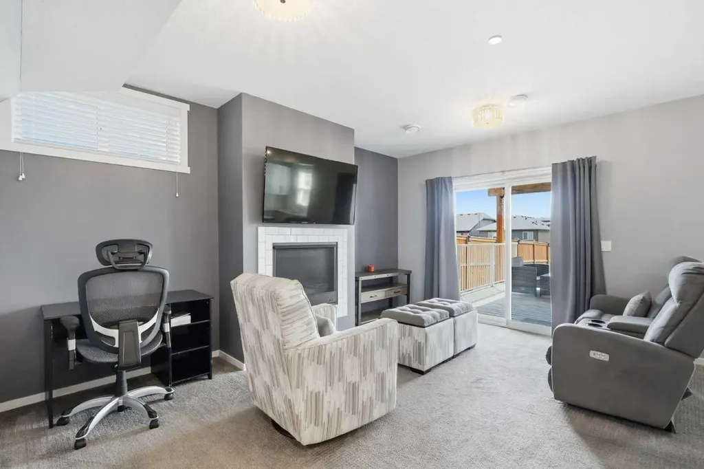 206 Lucas Crescent NW Calgary AB T3P 1M8