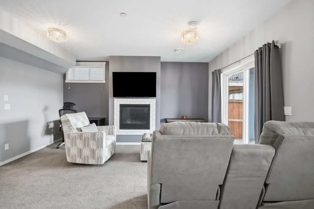 206 Lucas Crescent NW Calgary AB T3P 1M8