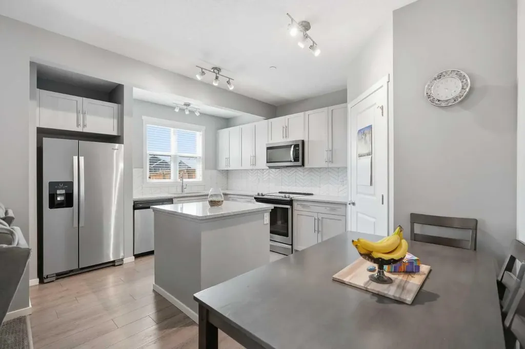 206 Lucas Crescent NW Calgary AB T3P 1M8