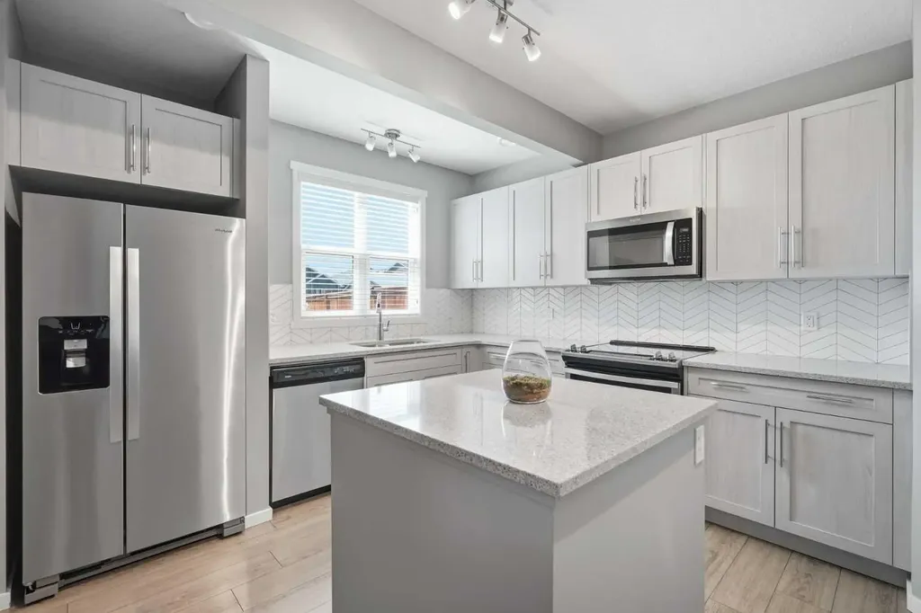 206 Lucas Crescent NW Calgary AB T3P 1M8