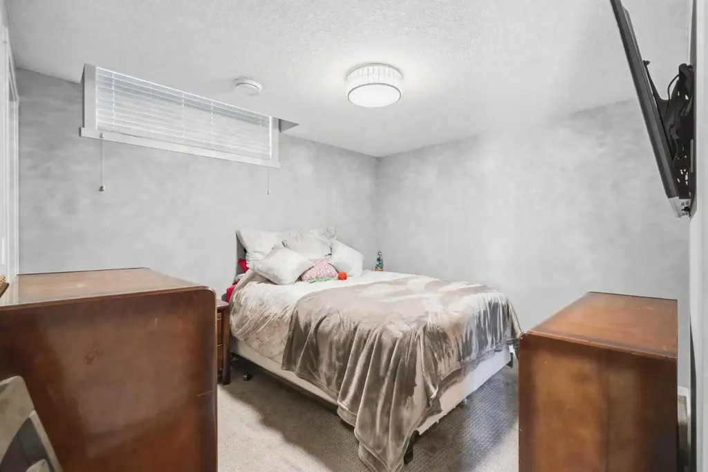 206 Lucas Crescent NW Calgary AB T3P 1M8
