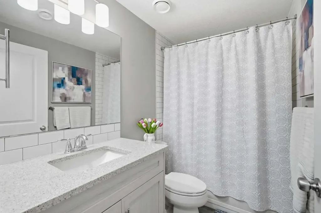 206 Lucas Crescent NW Calgary AB T3P 1M8