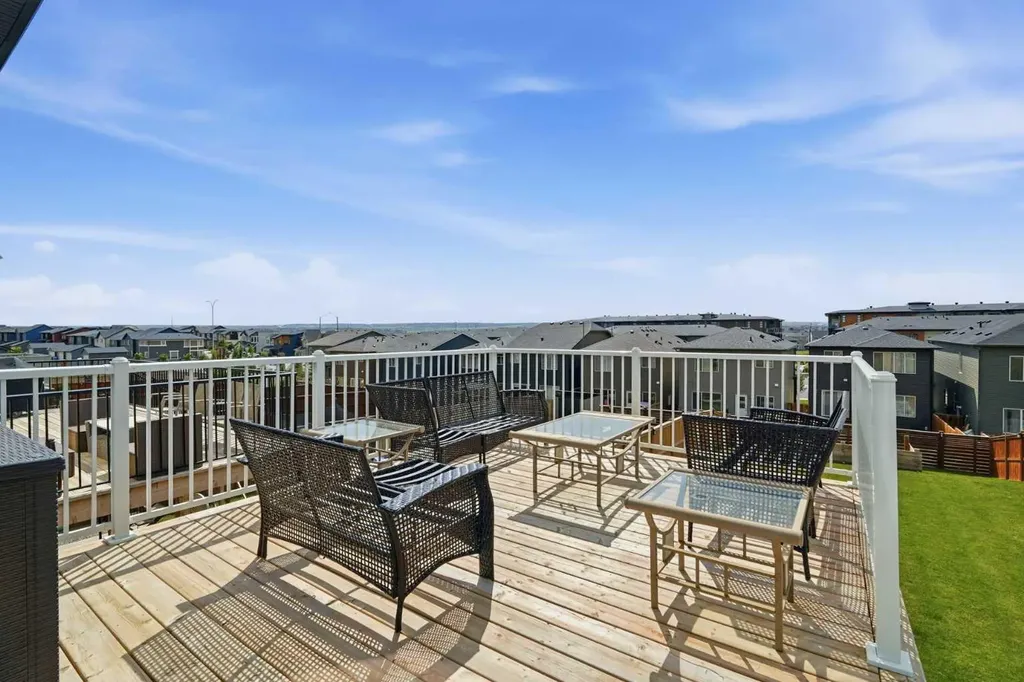 206 Lucas Crescent NW Calgary AB T3P 1M8