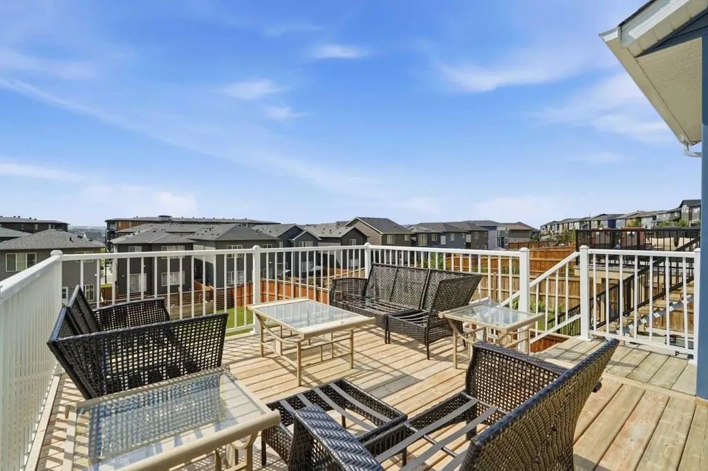 206 Lucas Crescent NW Calgary AB T3P 1M8