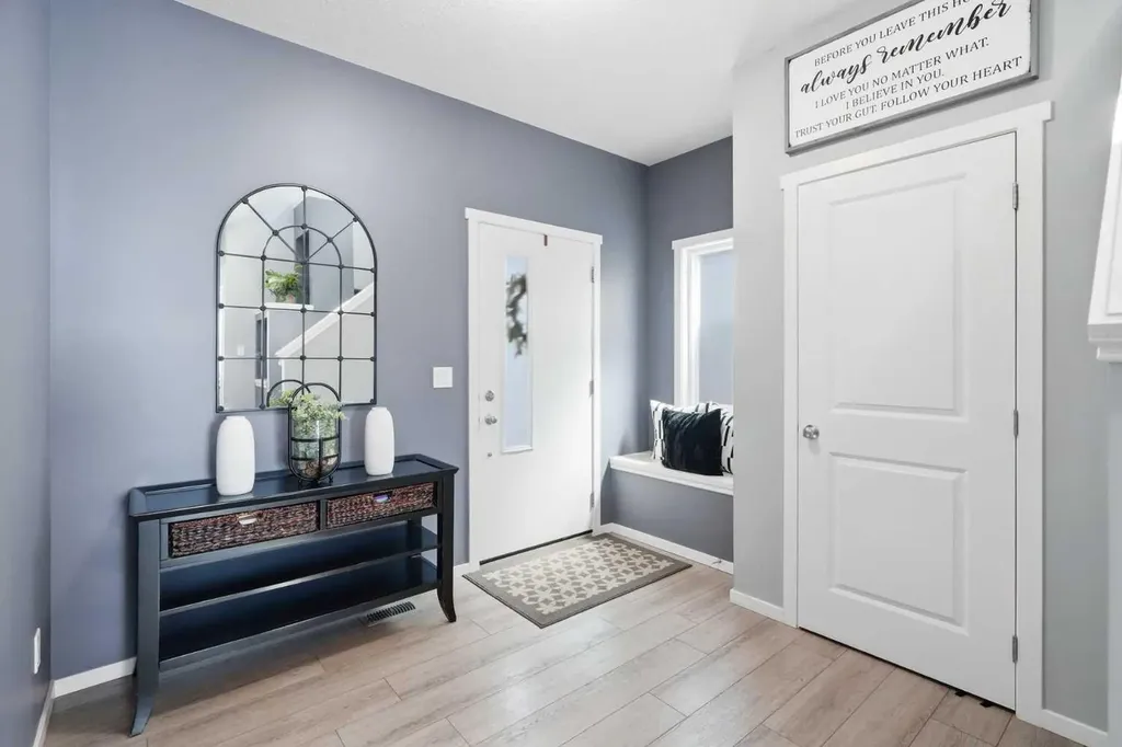 206 Lucas Crescent NW Calgary AB T3P 1M8