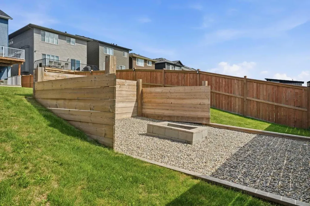 206 Lucas Crescent NW Calgary AB T3P 1M8