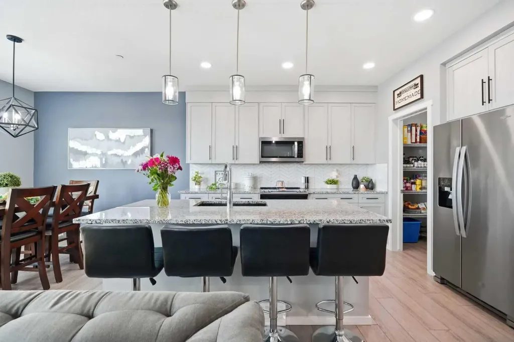 206 Lucas Crescent NW Calgary AB T3P 1M8