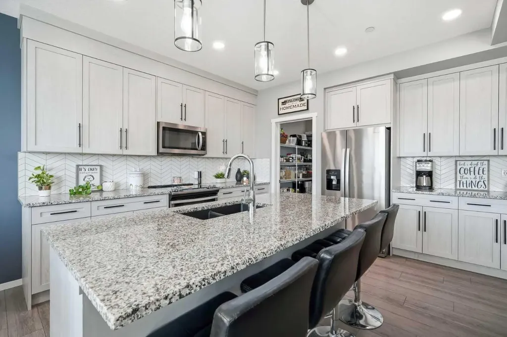 206 Lucas Crescent NW Calgary AB T3P 1M8