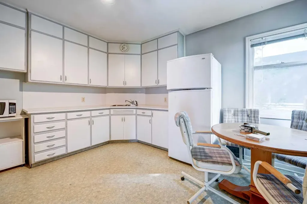 1917 Mountview Crescent NE Calgary AB T2E 5N4