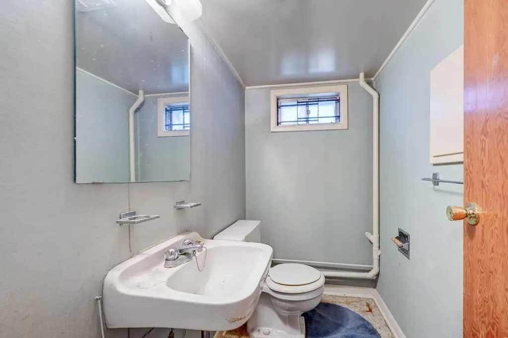 1917 Mountview Crescent NE Calgary AB T2E 5N4