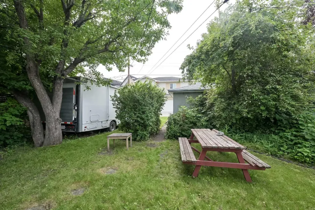 1917 Mountview Crescent NE Calgary AB T2E 5N4