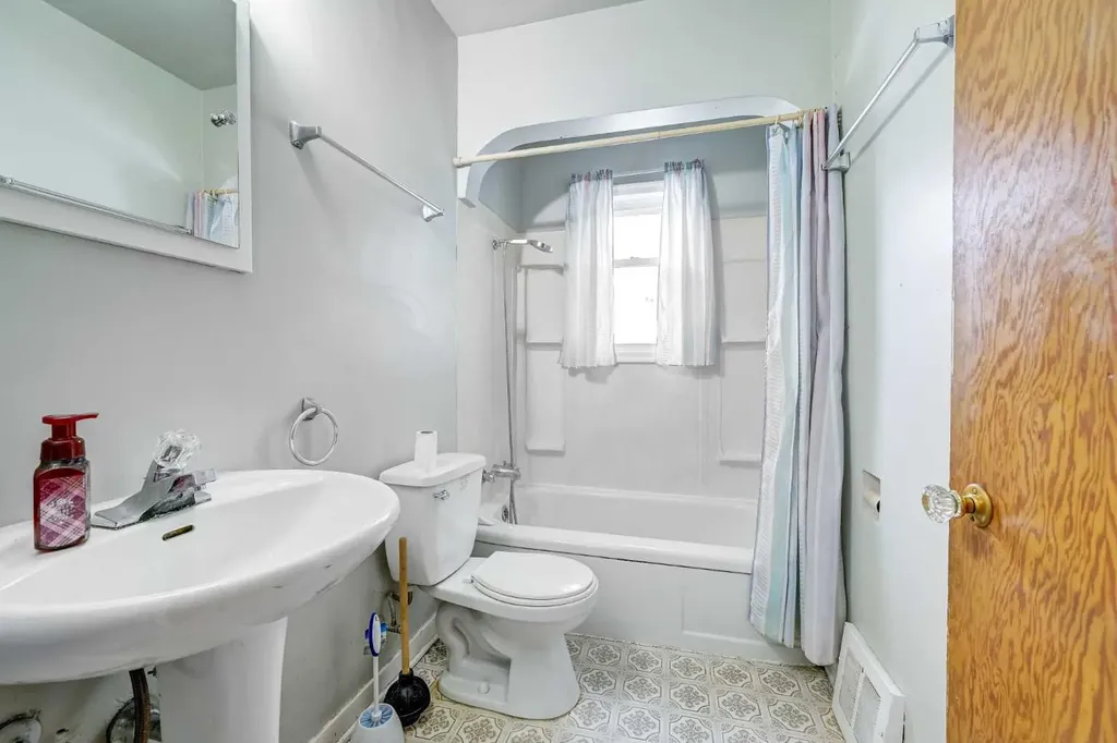 1917 Mountview Crescent NE Calgary AB T2E 5N4