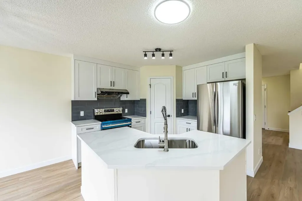 30 Somerside Manor SW Calgary AB T2Y3G5