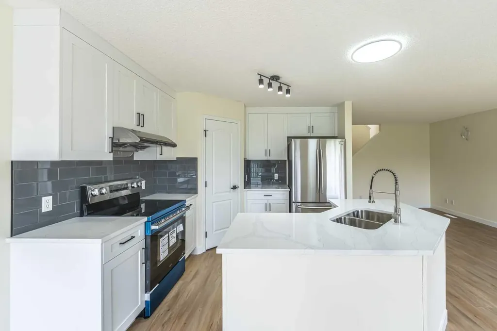 30 Somerside Manor SW Calgary AB T2Y3G5