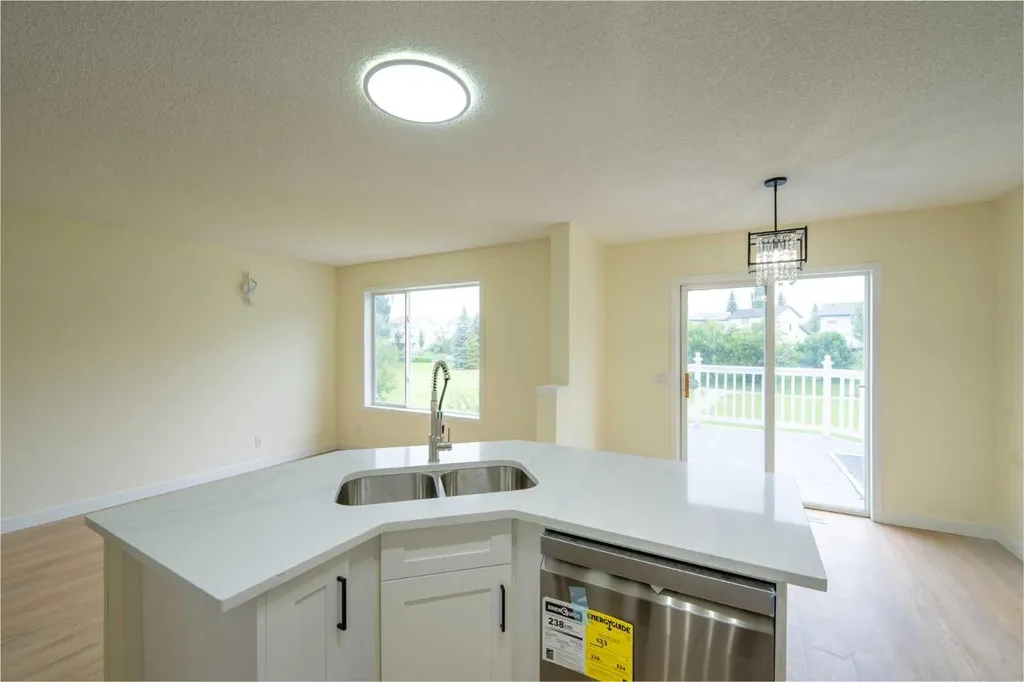 30 Somerside Manor SW Calgary AB T2Y3G5