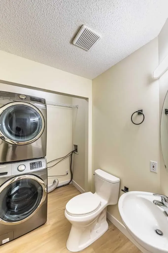 30 Somerside Manor SW Calgary AB T2Y3G5
