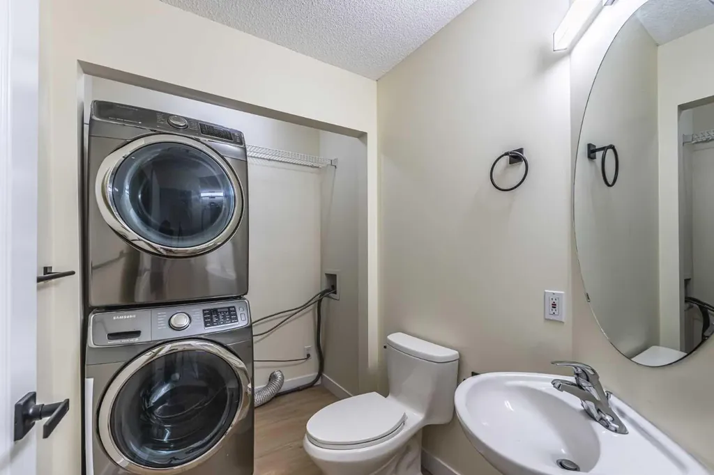 30 Somerside Manor SW Calgary AB T2Y3G5