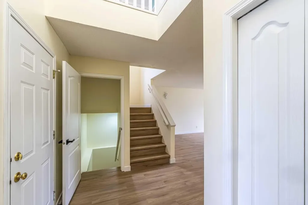 30 Somerside Manor SW Calgary AB T2Y3G5