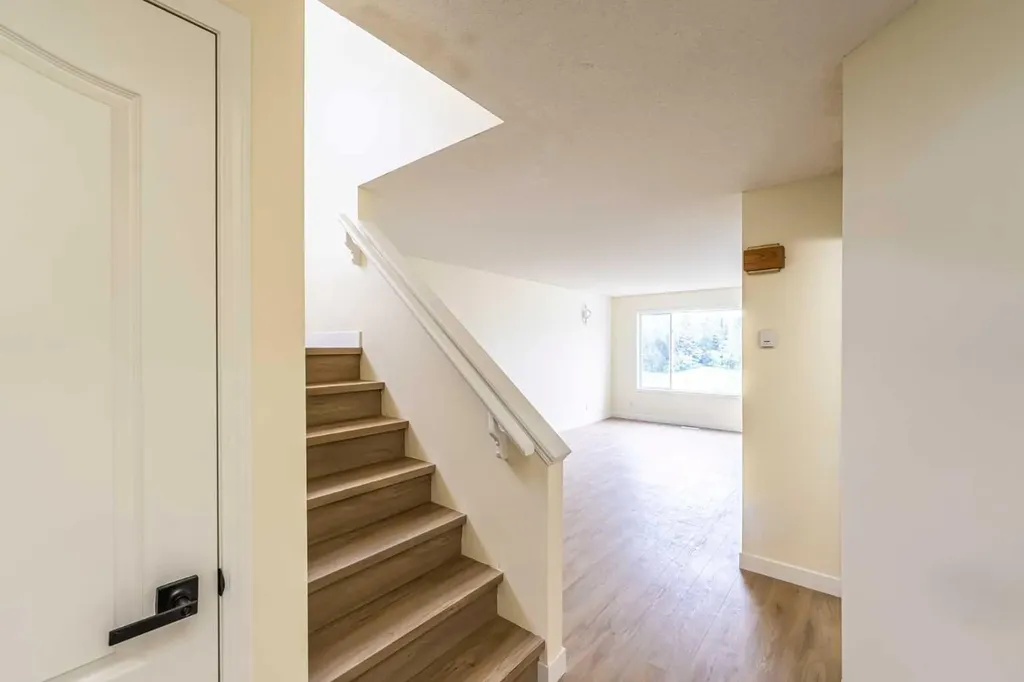 30 Somerside Manor SW Calgary AB T2Y3G5