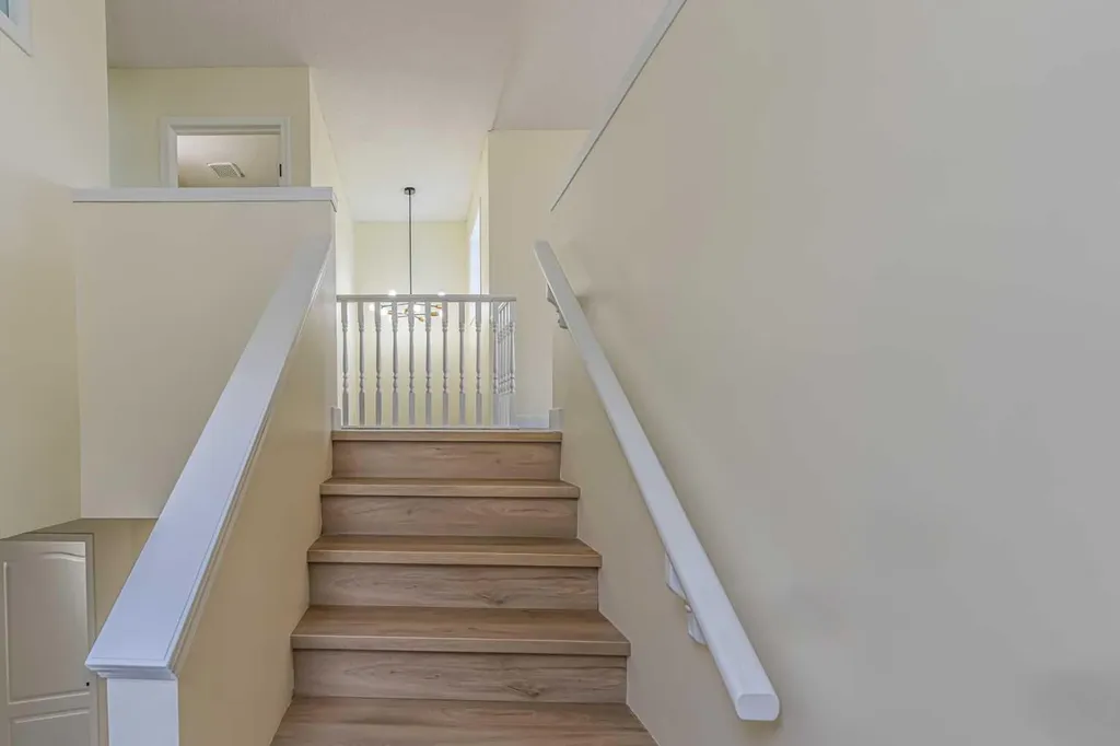 30 Somerside Manor SW Calgary AB T2Y3G5