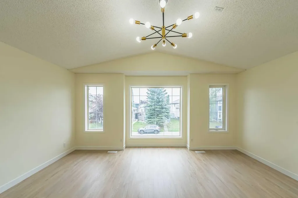 30 Somerside Manor SW Calgary AB T2Y3G5