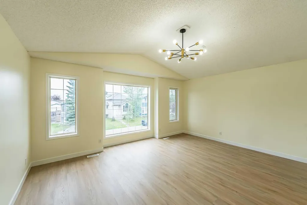 30 Somerside Manor SW Calgary AB T2Y3G5