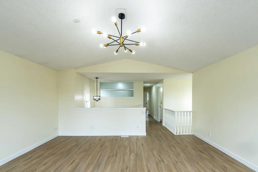 30 Somerside Manor SW Calgary AB T2Y3G5