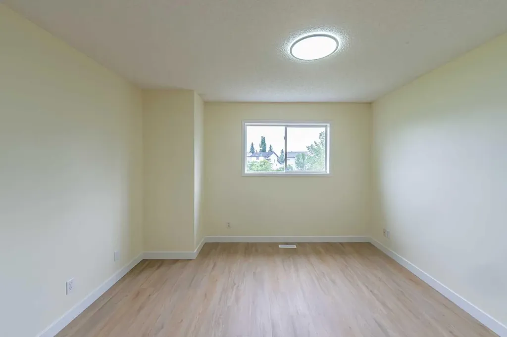 30 Somerside Manor SW Calgary AB T2Y3G5
