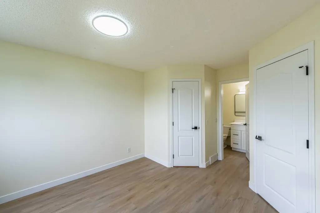 30 Somerside Manor SW Calgary AB T2Y3G5