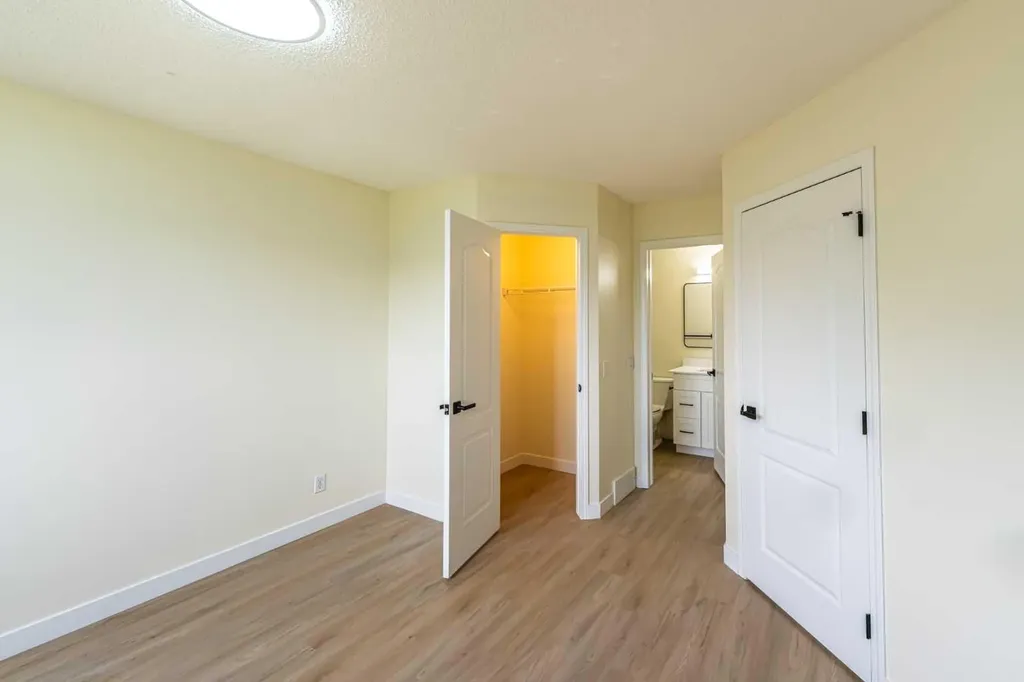 30 Somerside Manor SW Calgary AB T2Y3G5