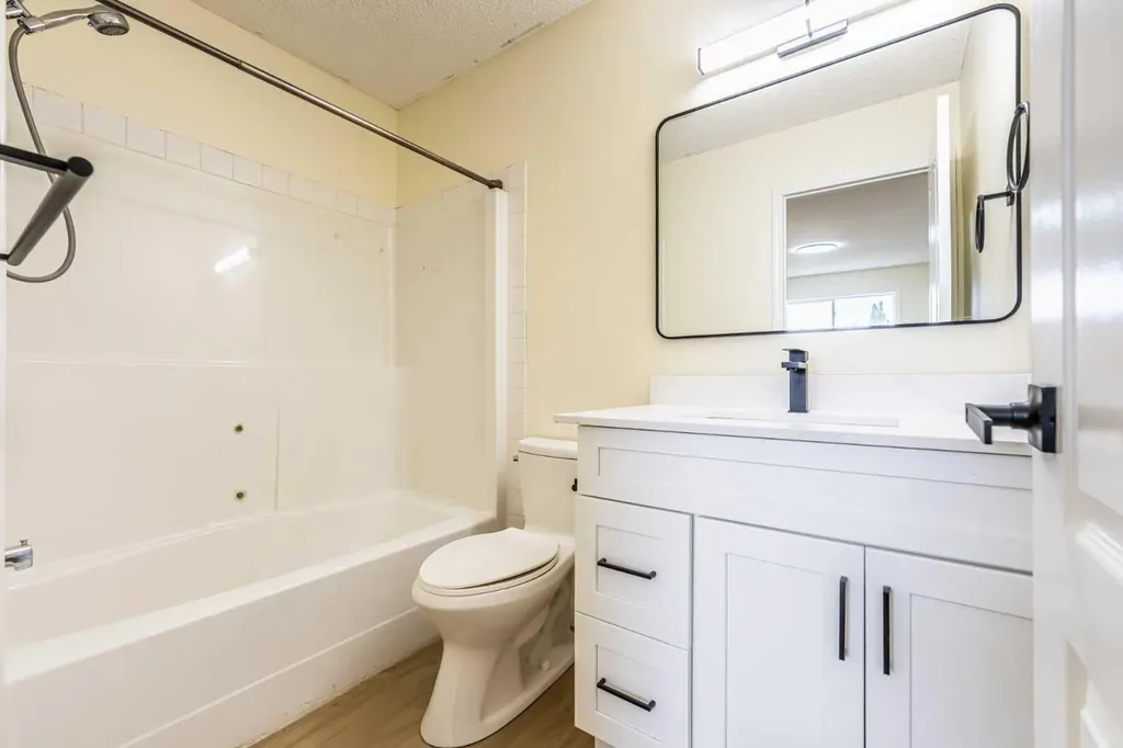 30 Somerside Manor SW Calgary AB T2Y3G5