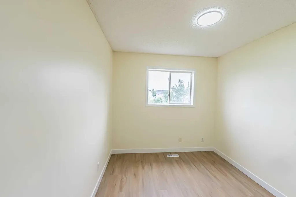 30 Somerside Manor SW Calgary AB T2Y3G5