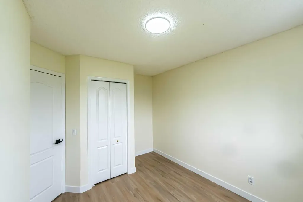 30 Somerside Manor SW Calgary AB T2Y3G5