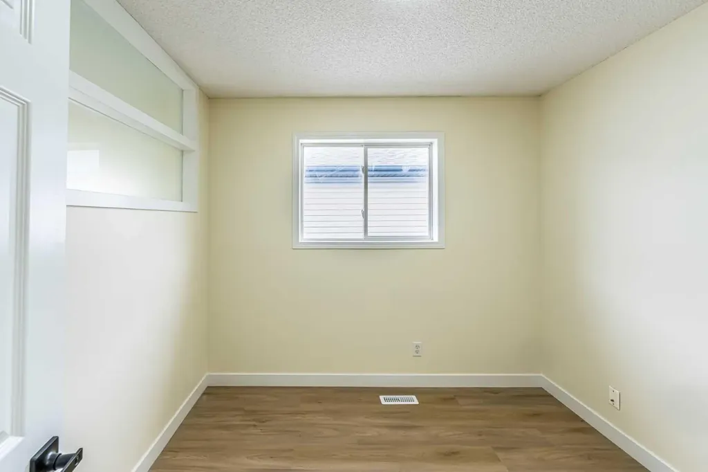 30 Somerside Manor SW Calgary AB T2Y3G5