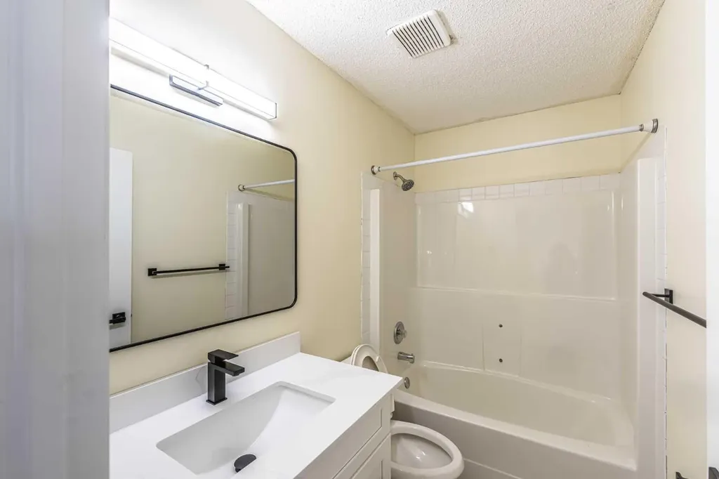 30 Somerside Manor SW Calgary AB T2Y3G5